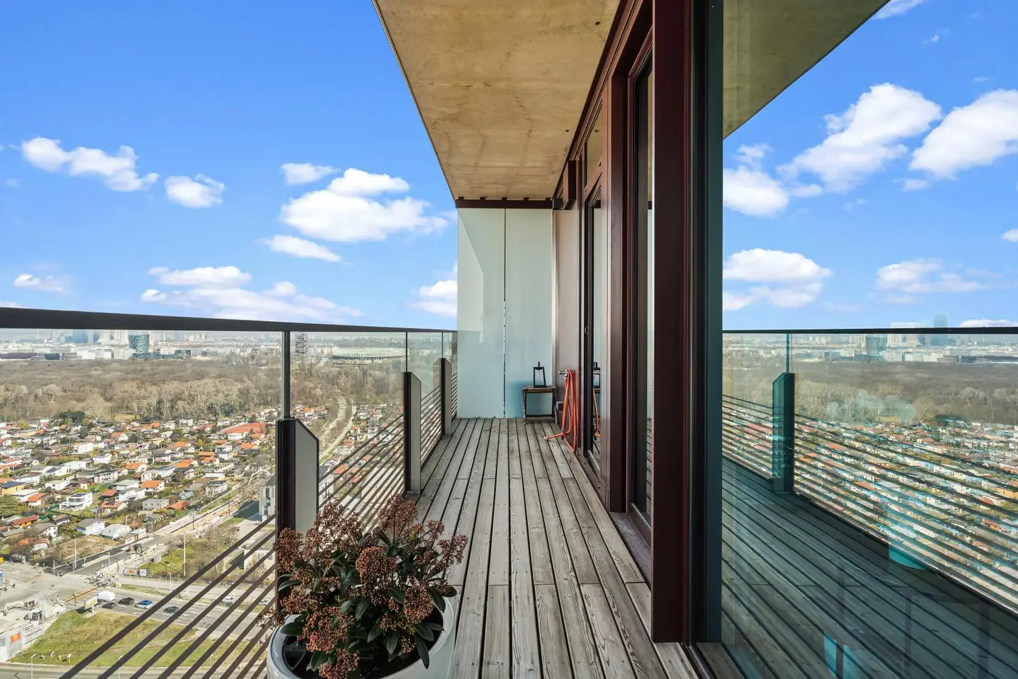Lichtdurchflutete Wohnung mit Dachpool und Fernblick