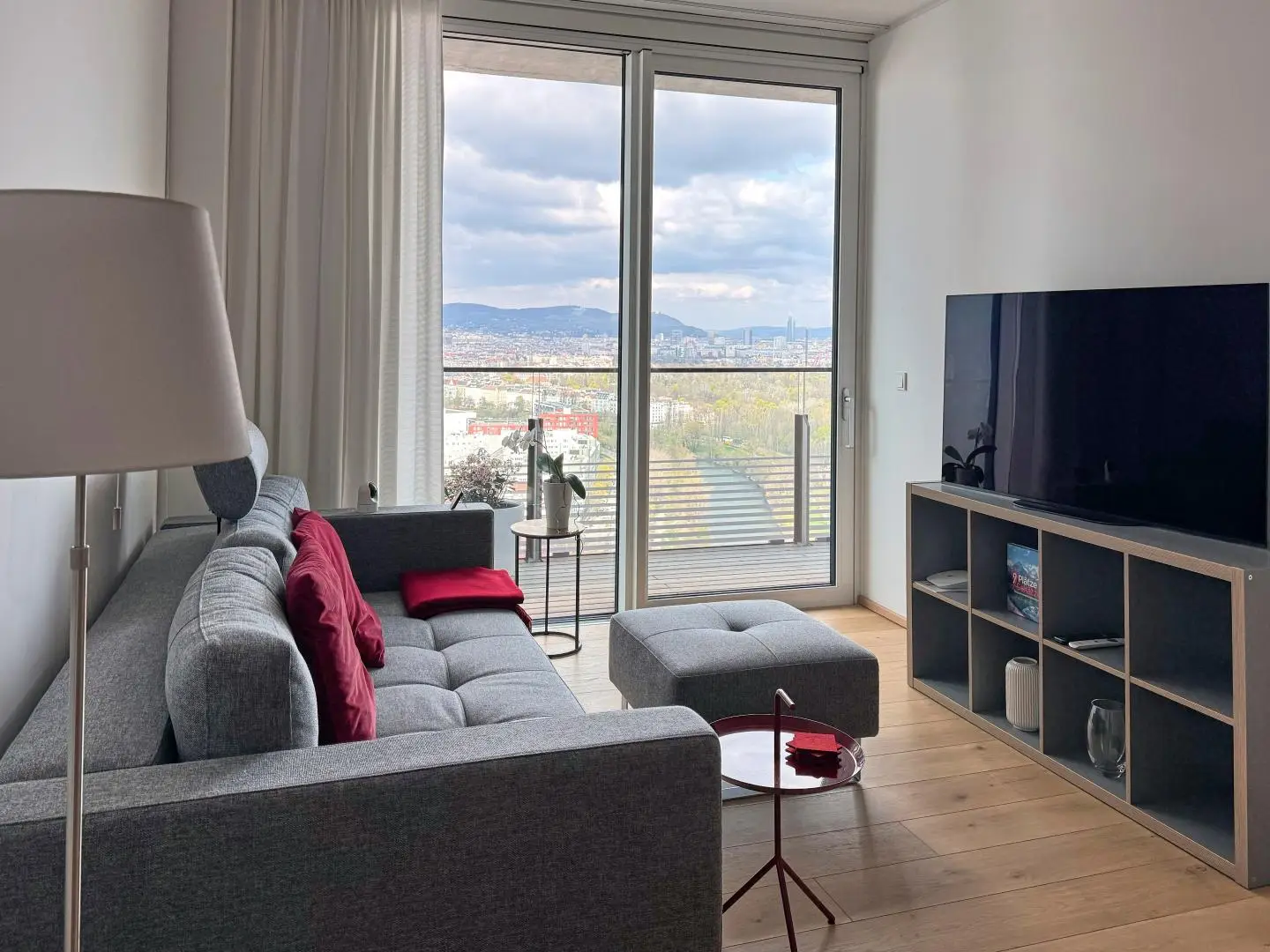 Lichtdurchflutete Wohnung mit Dachpool und Fernblick