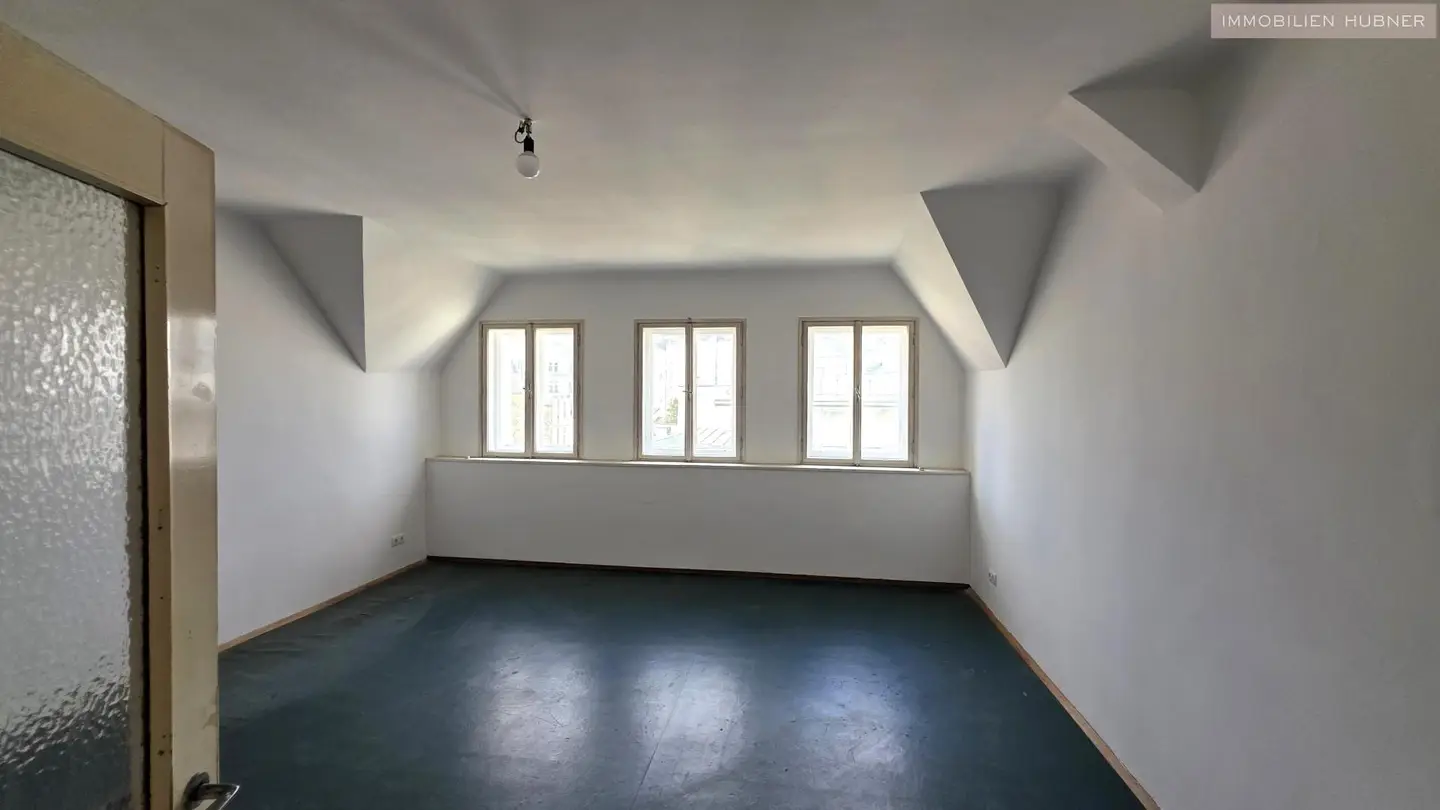 Sanierungsbedürftige Dachgeschosswohnung nahe U3 und U4