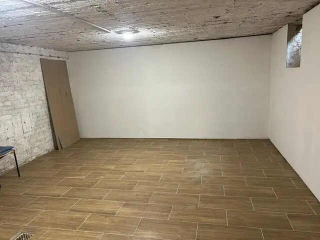 Basement unit used as storage near Reumannplatz