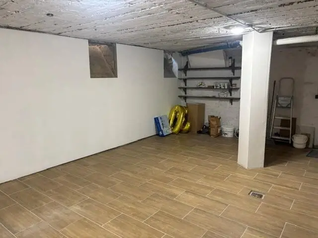 Basement unit used as storage near Reumannplatz