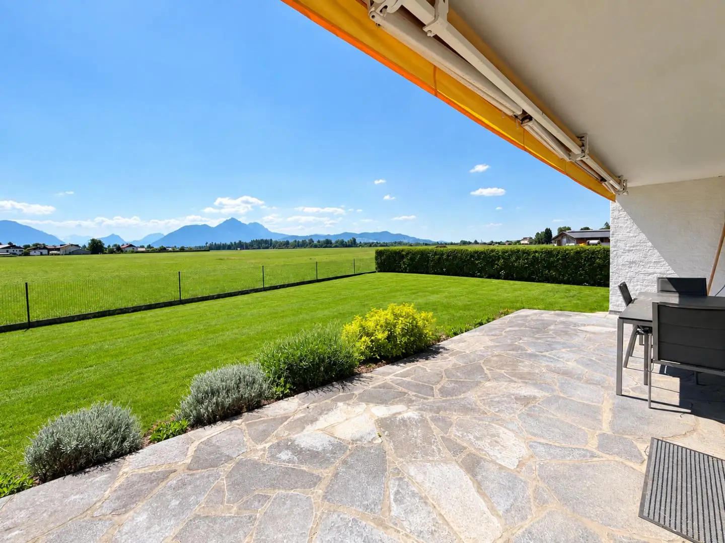 Helle Wohnung mit großem Privatgarten und Untersbergblick