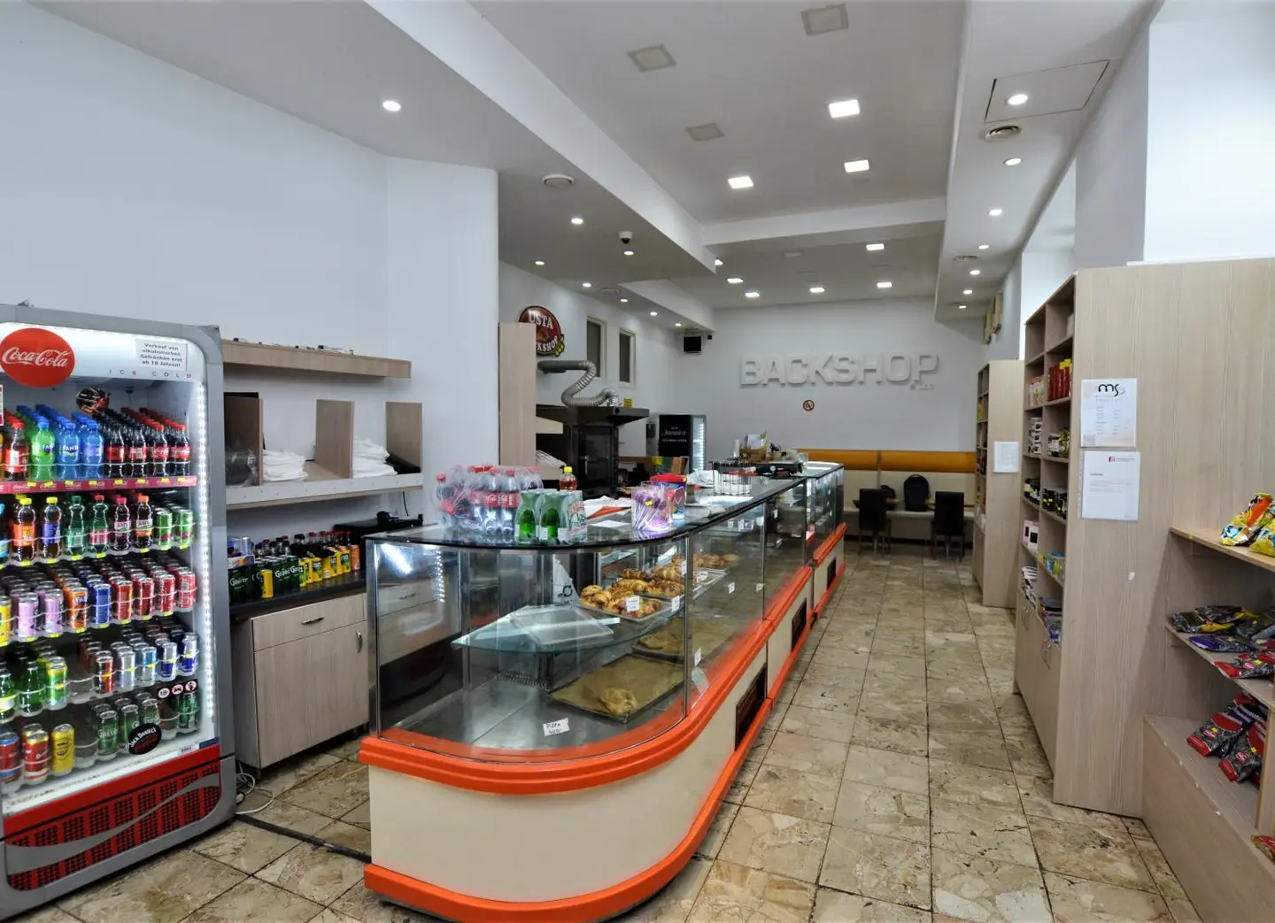 Fully equipped bakery on busy shopping street Wohnung