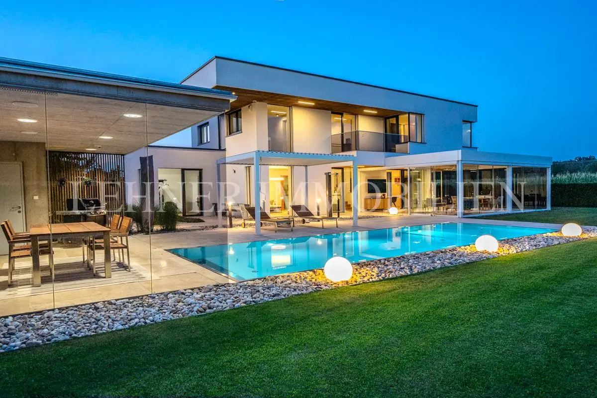 Familienwohnung mit Überlaufpool und privatem Garten