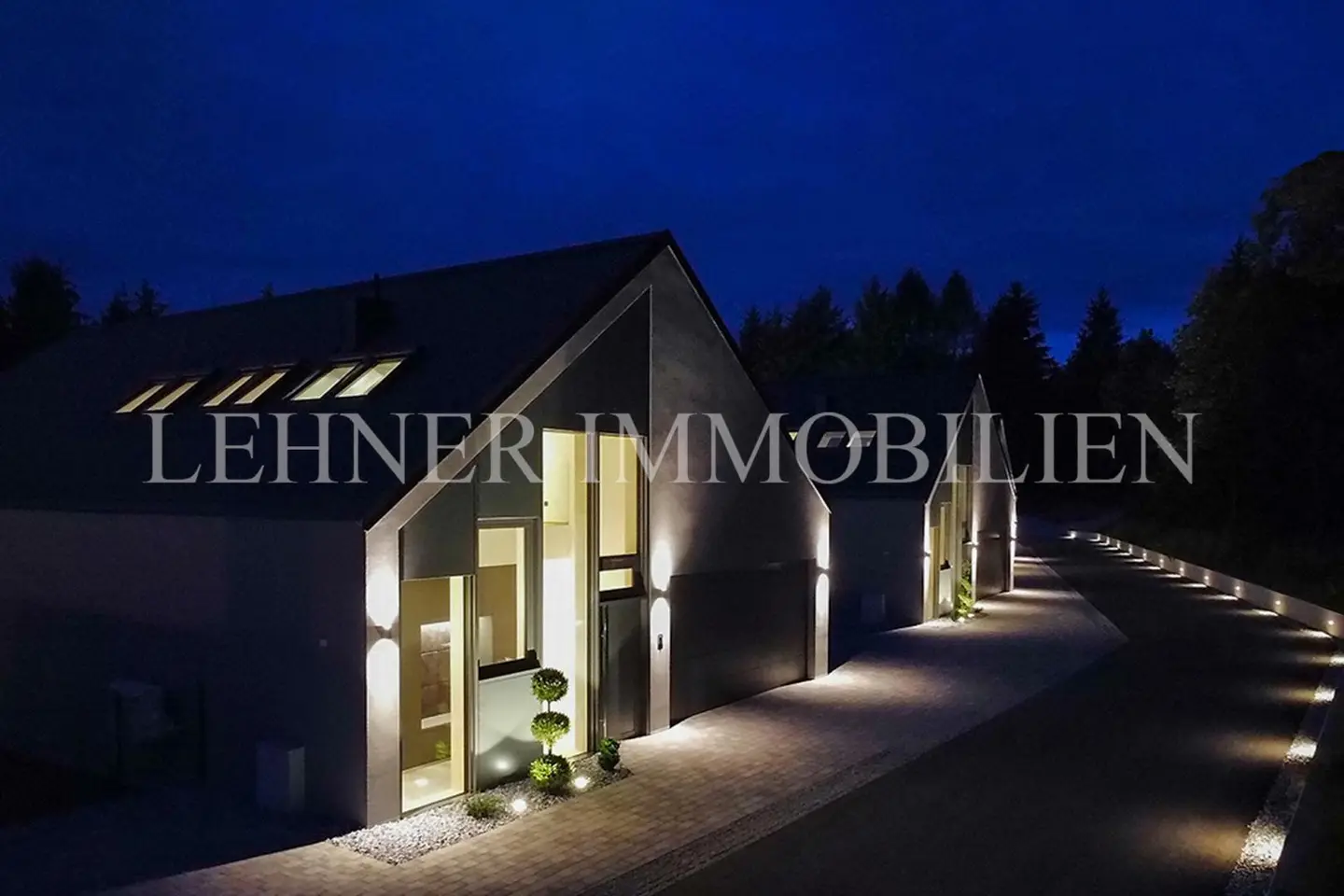 *** TOBELBAD - LUXUS CHALET MIT BEEINDRUCKENDER GALERIEHÖHE IN IDYLLISCHER WALDRANDLAGE ***