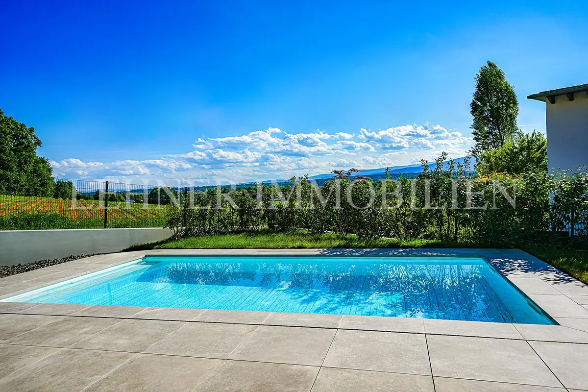 Light flooded Familienwohnung with pool and large terrace