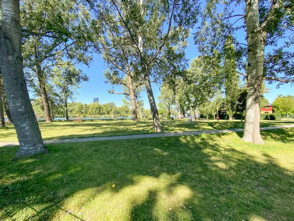Wollen Sie in einer Parkanlage in der Nähe des Wassers auf Eigengrund wohnen ? – Provisionsfrei f. Käufer! // Would you like to live in a park area //