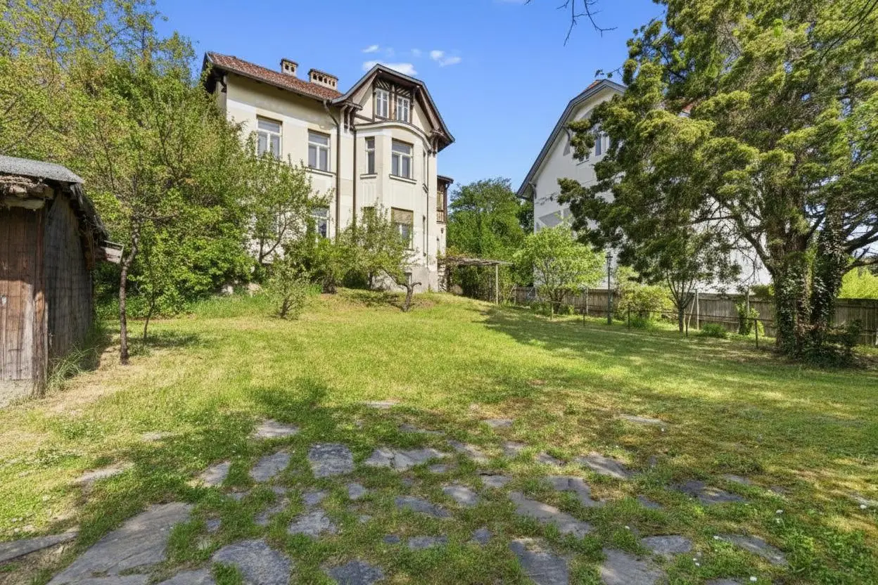 Period apartment with panoramic view and park like grounds