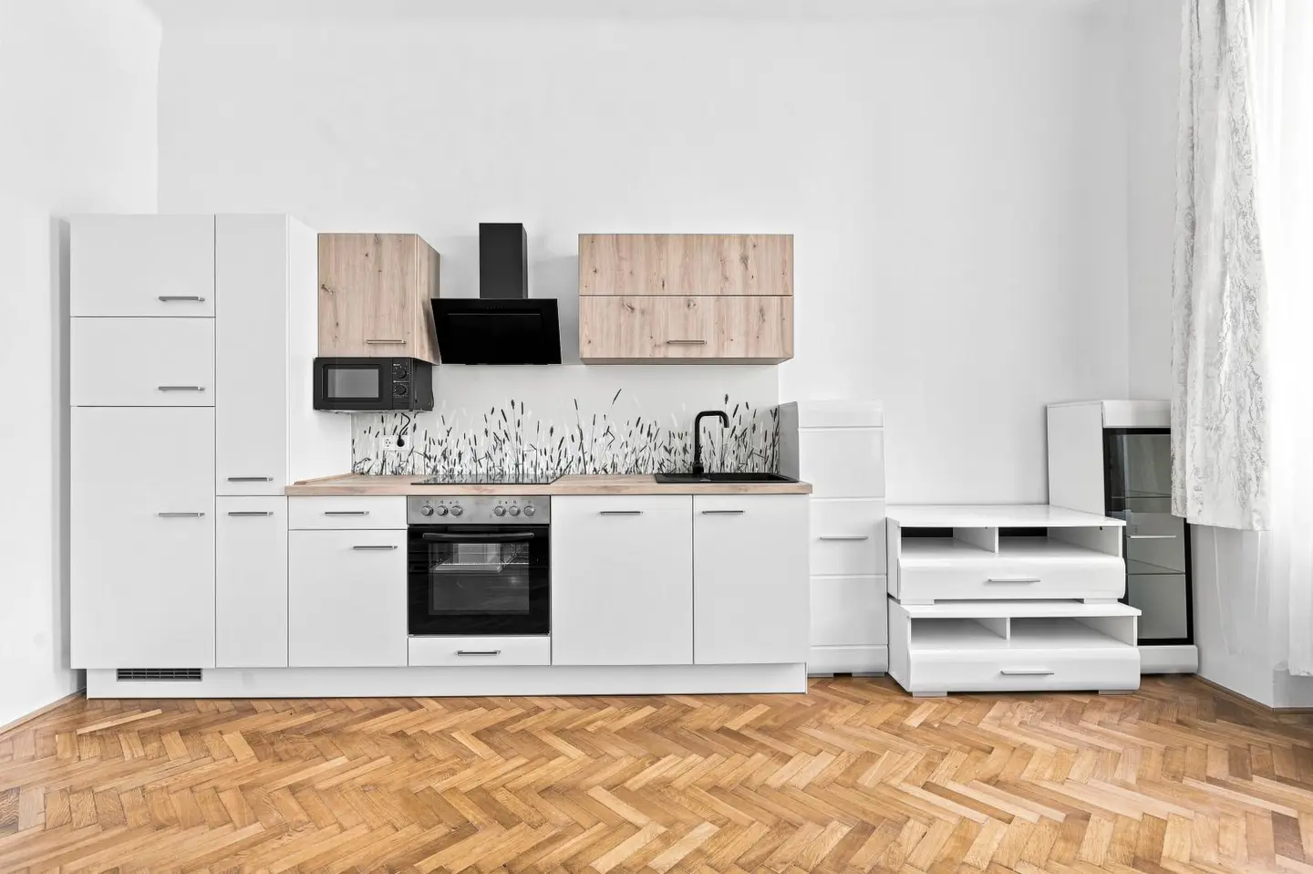 Altbauwohnung with high ceilings and very good transport links