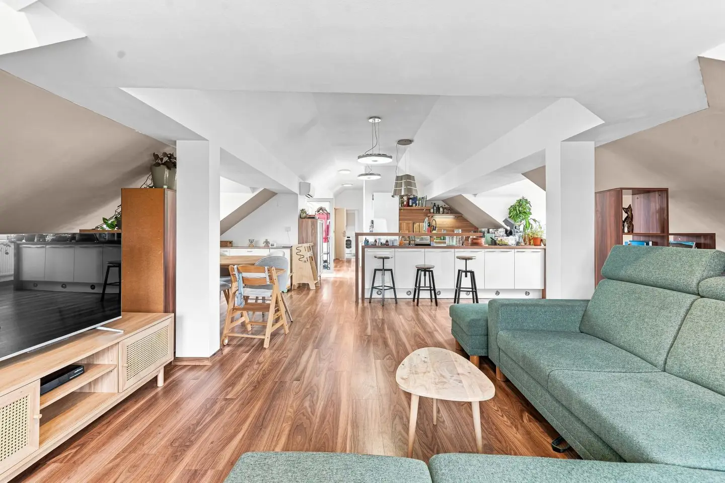 Bright attic apartment with terrace and two parking spaces