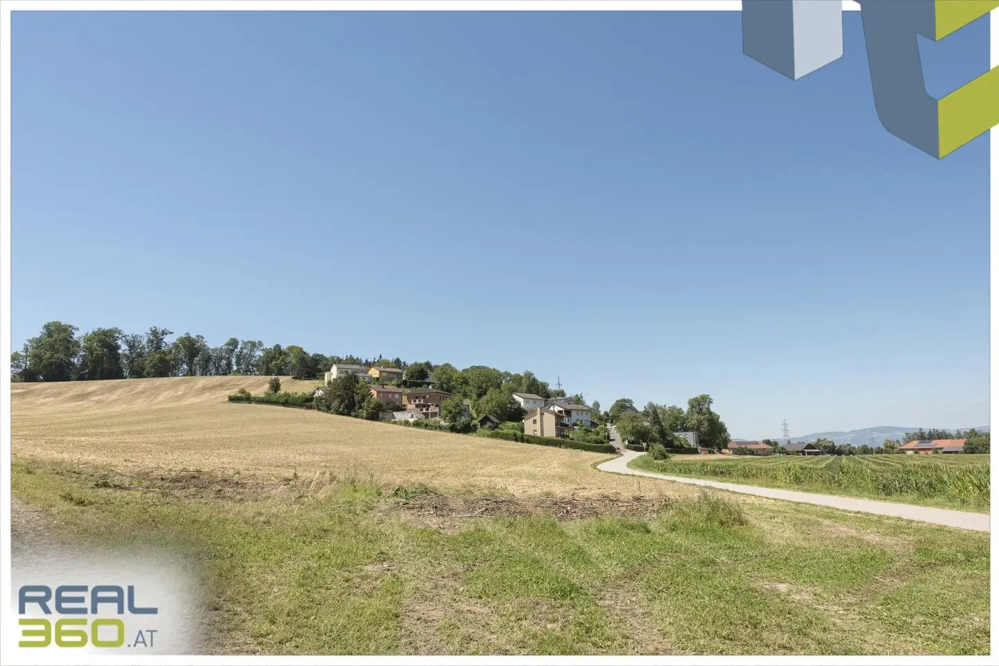 Sunny hillside plot with distant view and building zoning Wohnung
