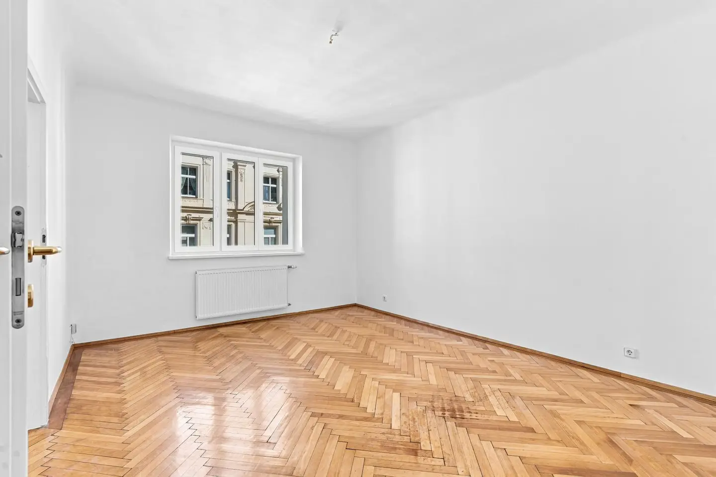Bright apartment with distant view and excellent connections