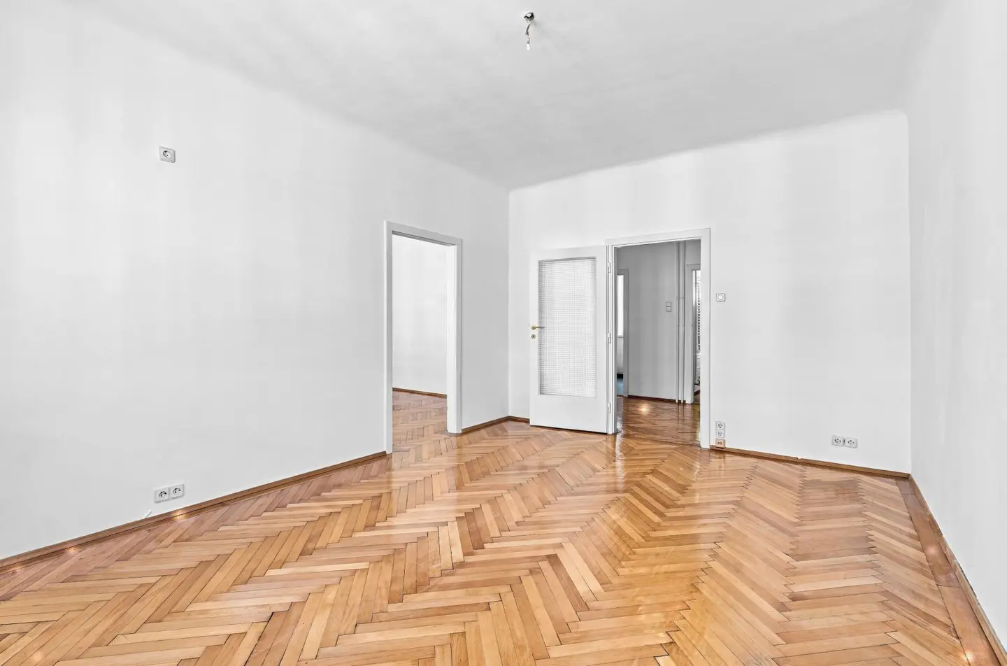 Bright apartment with distant view and excellent connections