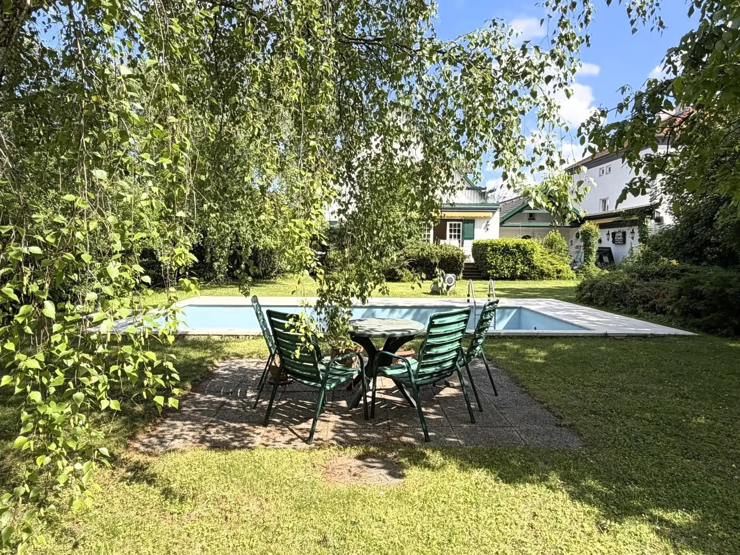 Eine Villa mit Wohnkultur, parkähnlichem Garten und Pool // A Villa of Distinction with Park-Like Garden and Pool //