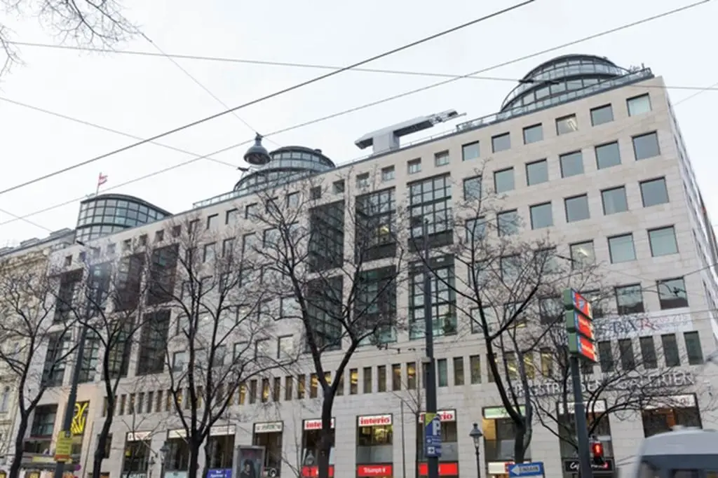 Bright apartment near the opera with garage