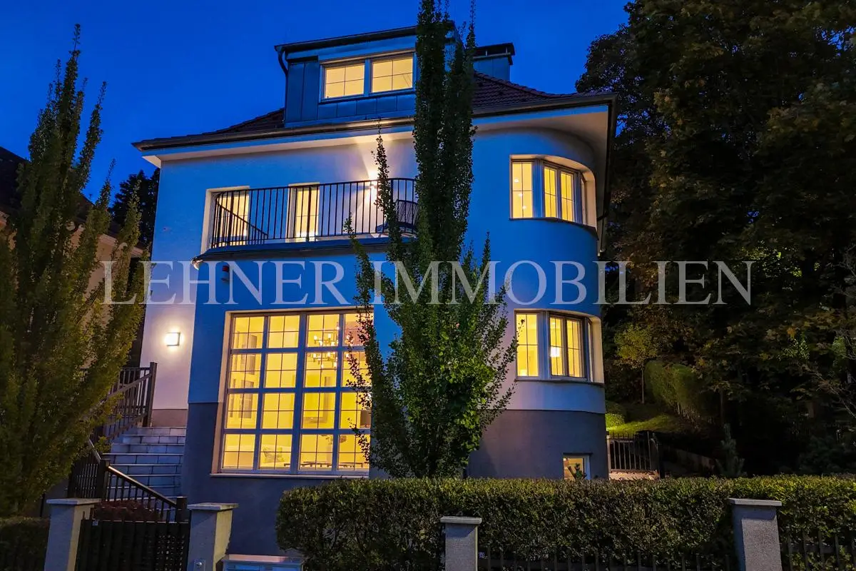 Elegant apartment with large garden and garage