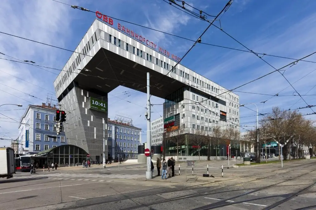 Bright apartment near Westbahnhof with air conditioning