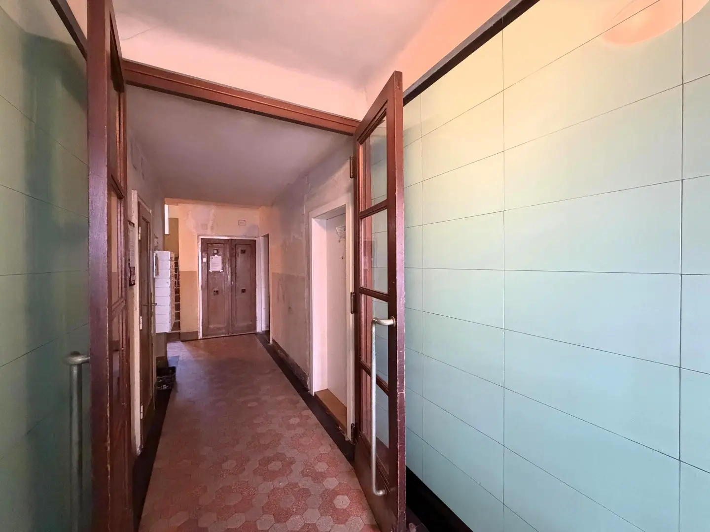 Newly renovated ground floor apartment with storage room and street visibility