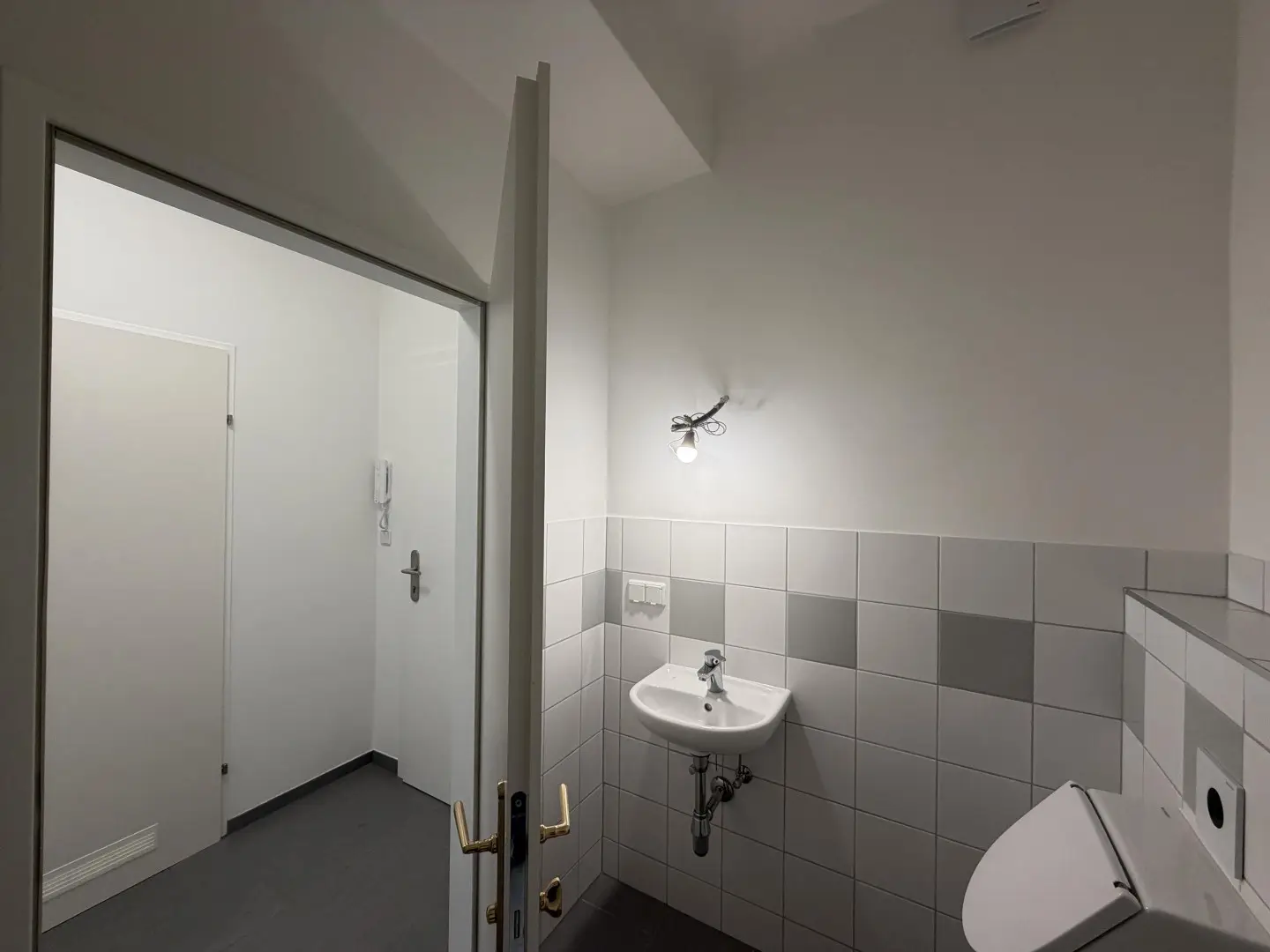 Newly renovated ground floor apartment with storage room and street visibility