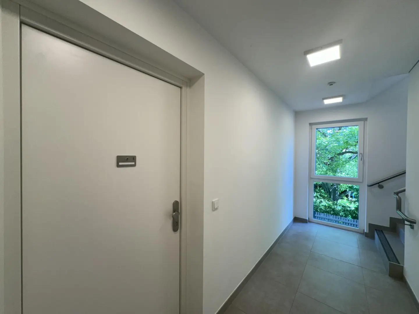 Helle Wohnung nahe Benjowsky Park mit Terrasse