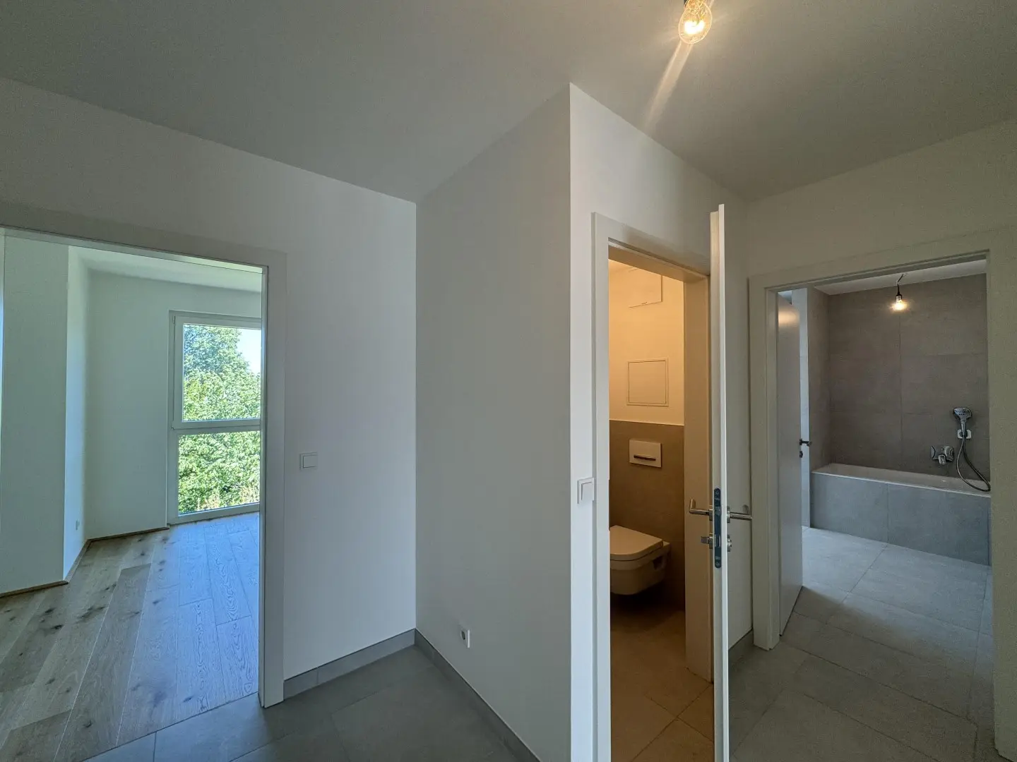 Bright Wohnung with large west facing terrace commission free