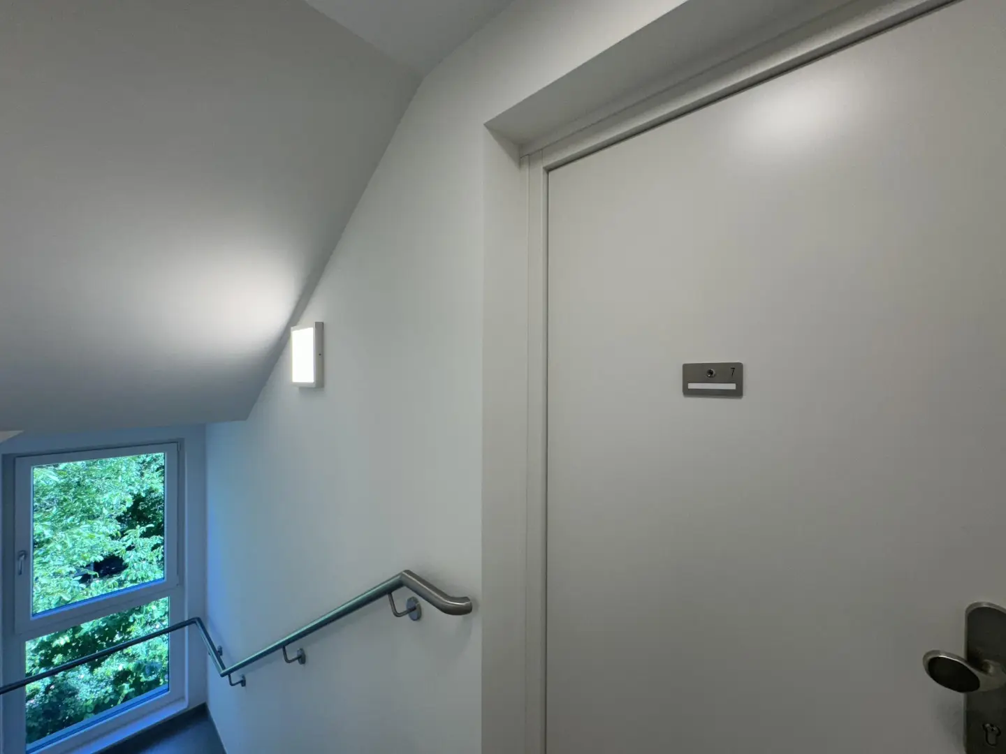 Bright Wohnung with large west facing terrace commission free