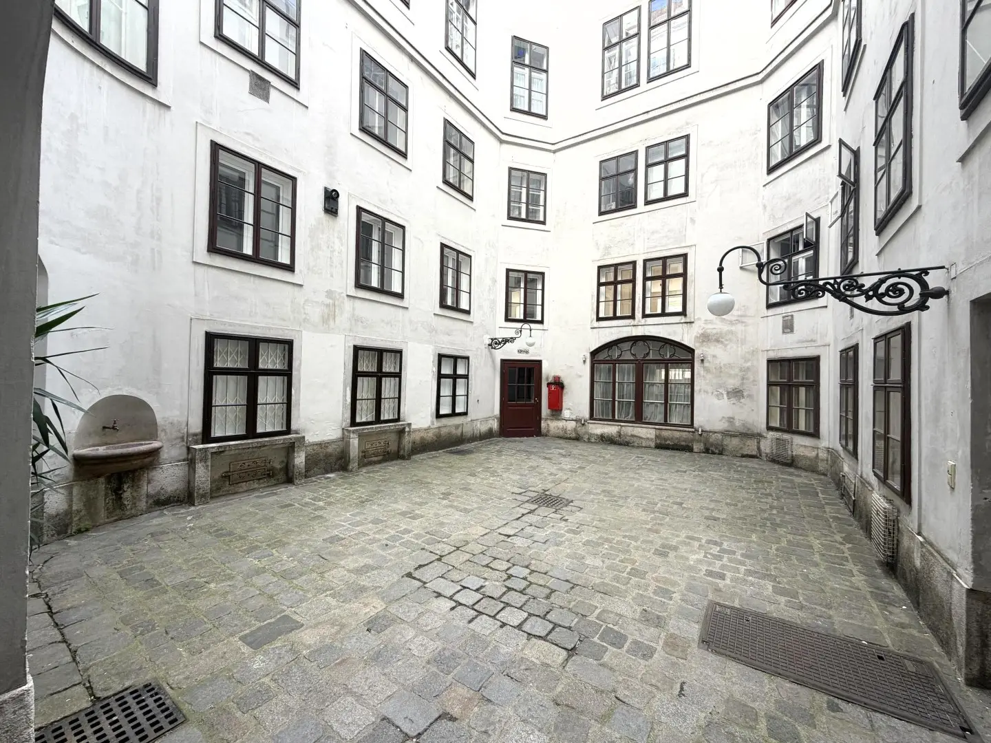 Altbauwohnung in Beethoven Pasqualatihaus calm courtyard facing