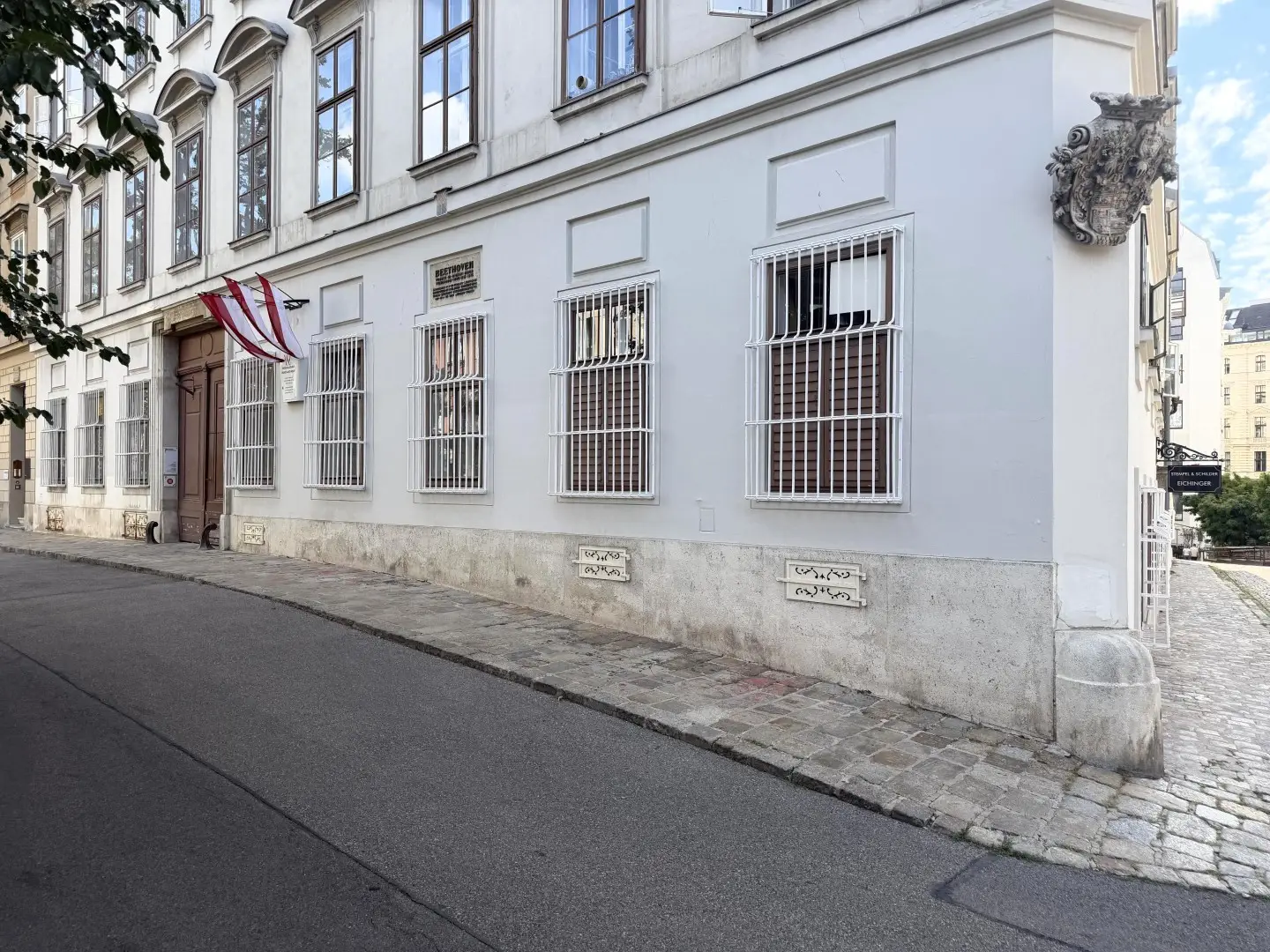 Altbauwohnung in Beethoven Pasqualatihaus calm courtyard facing