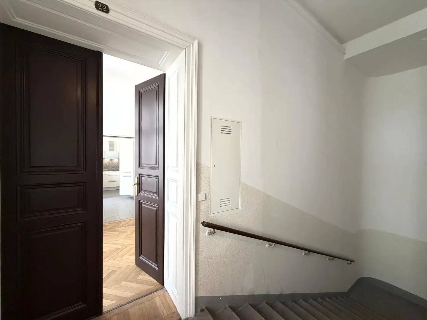 Stiegenhaus mit Lift / Wohnungseingang