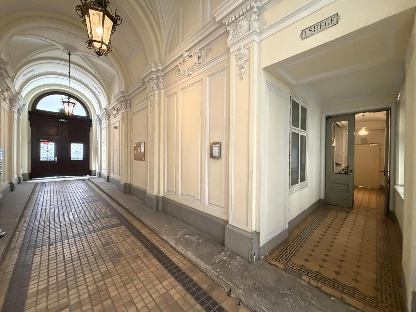 Spacious Altbauwohnung near Karlsplatz with lift