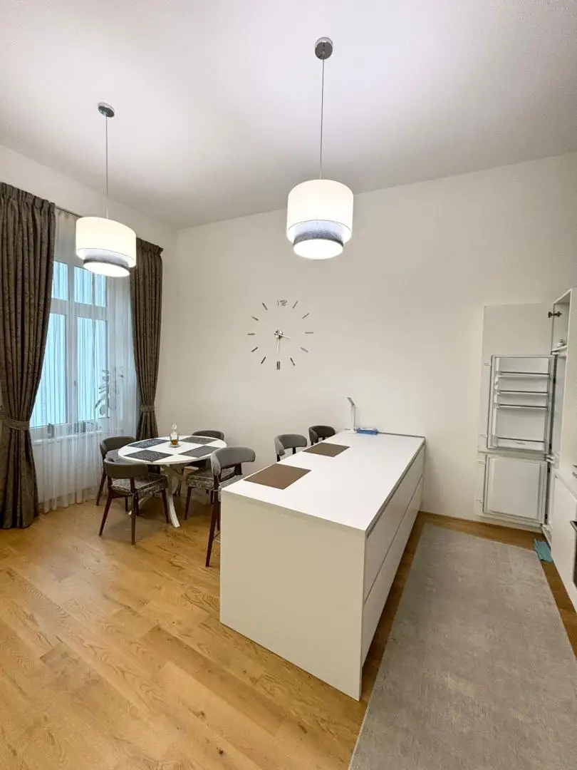 Stilvolle Wohnung nahe Karlskirche mit Balkon und Tiefgaragenplatz