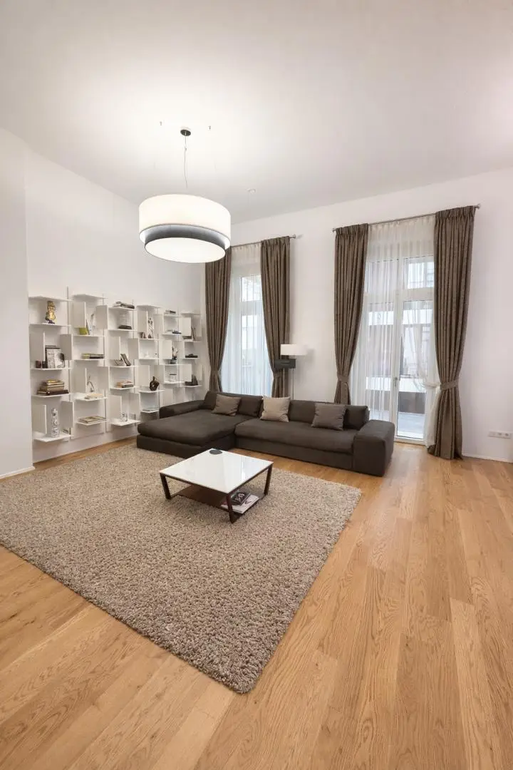 Stilvolle Wohnung nahe Karlskirche mit Balkon und Tiefgaragenplatz
