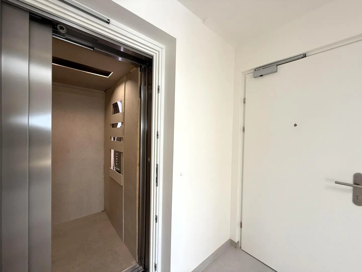 Bright penthouse with large terrace and direct elevator access