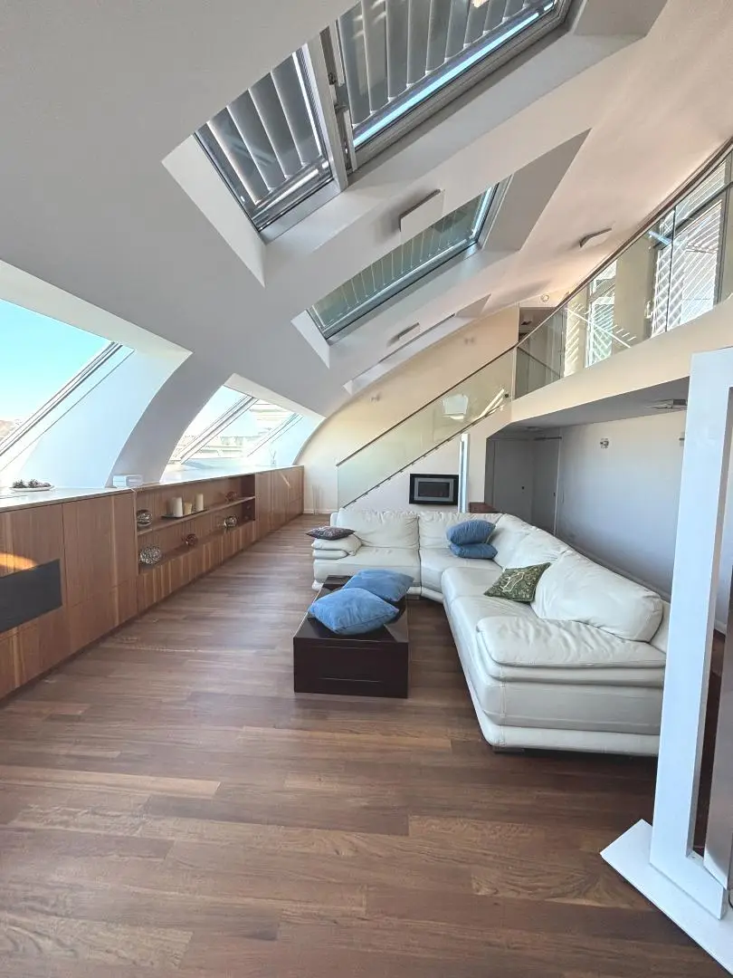 Elegant Wohnung with expansive terraces in the historic center