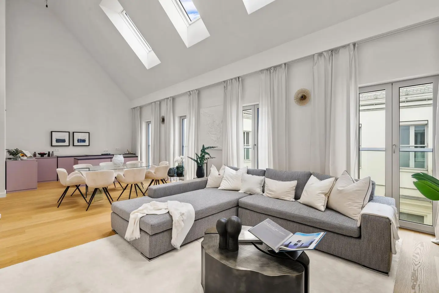 Apartment with large roof terrace and concierge