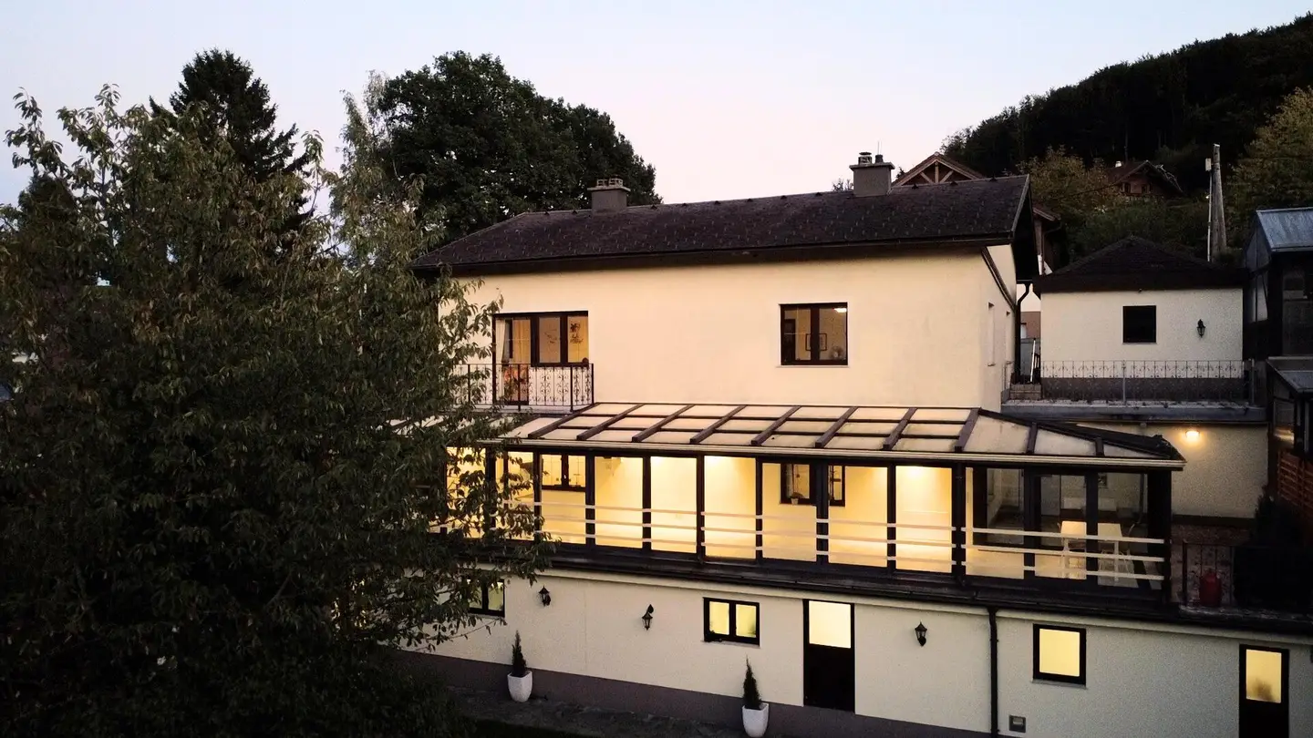 Family apartment with private garden and conservatory