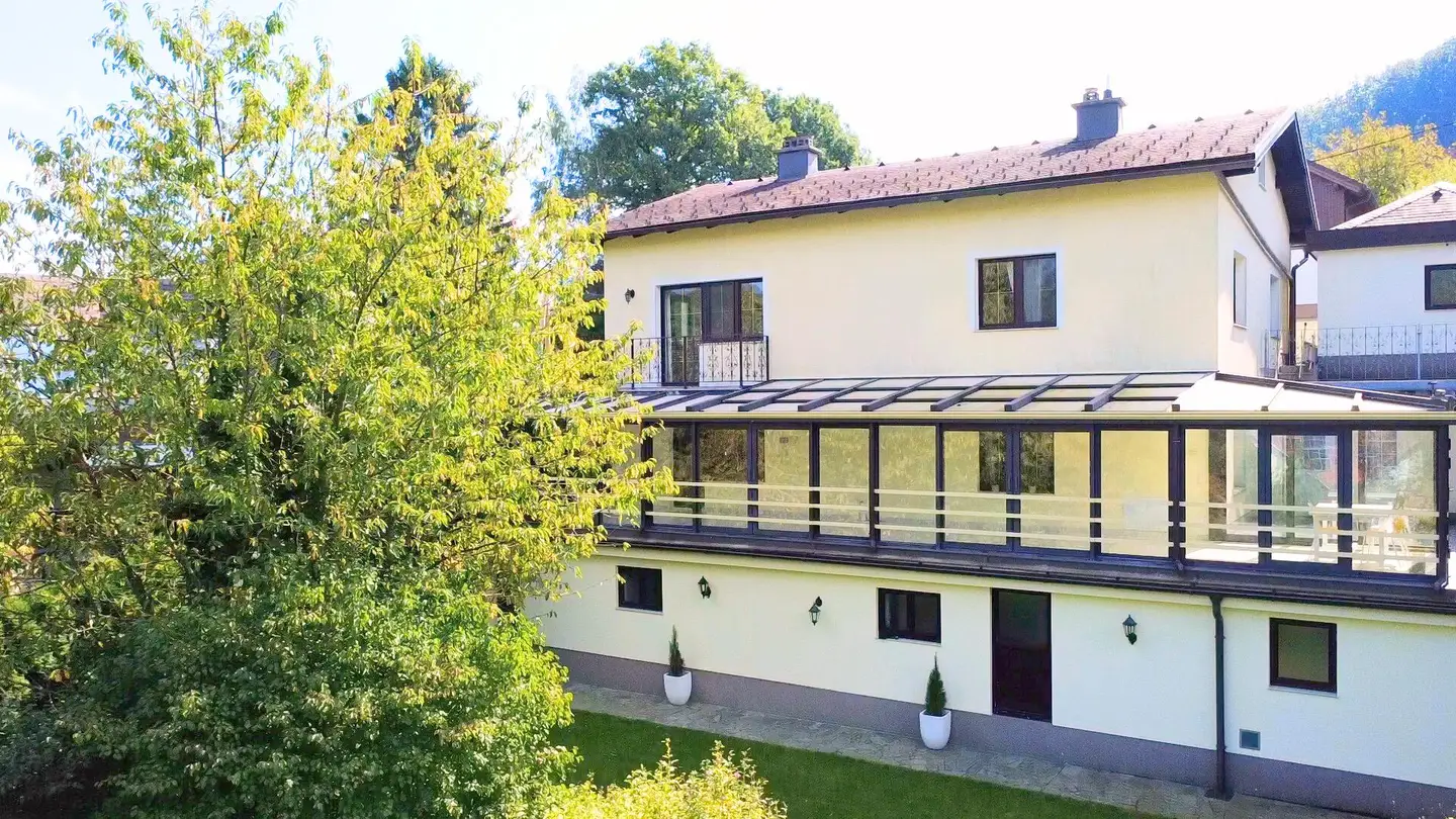 Family apartment with private garden and conservatory
