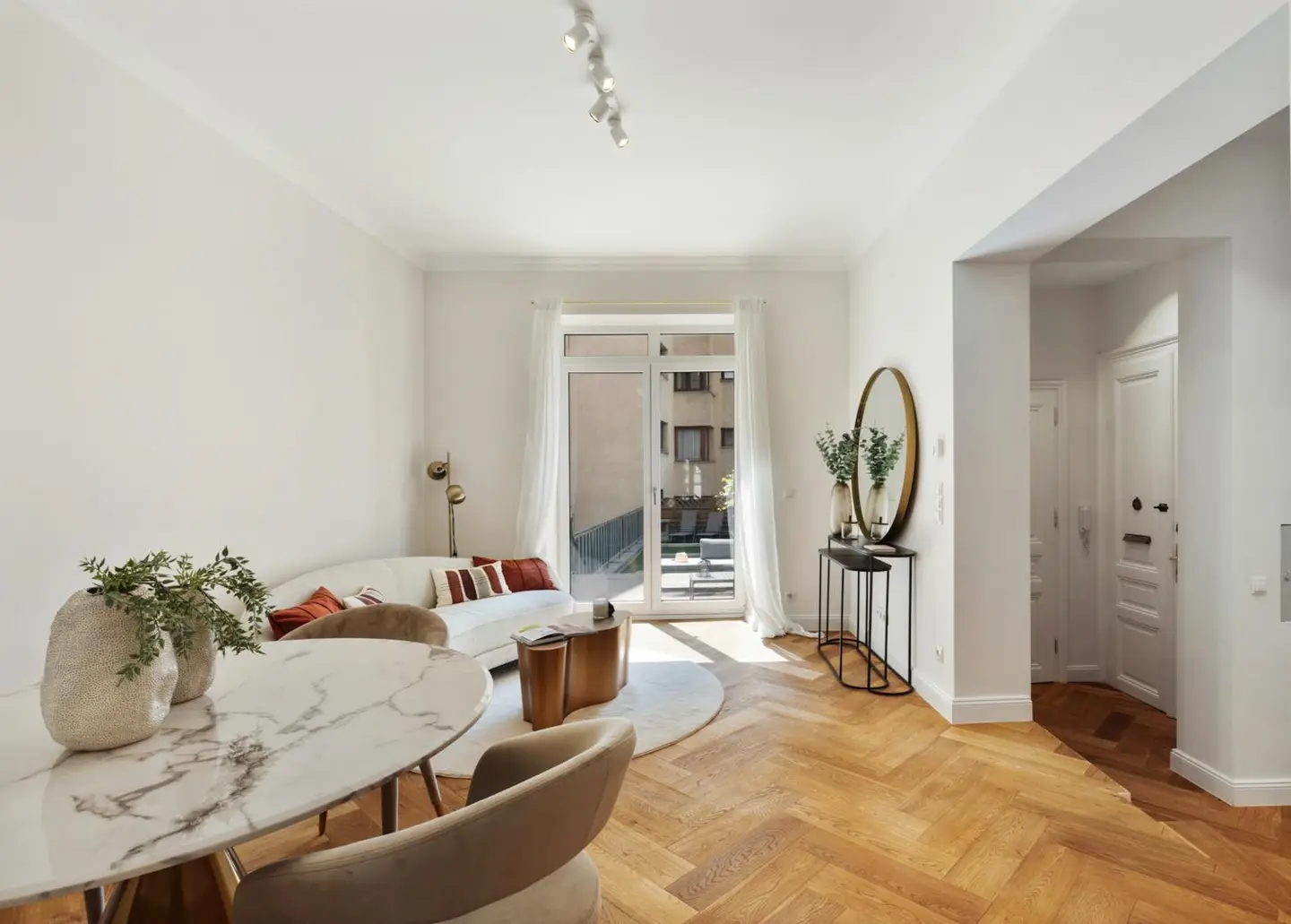 Saniert Altbauwohnung mit großer Terrasse und eigenem Garten