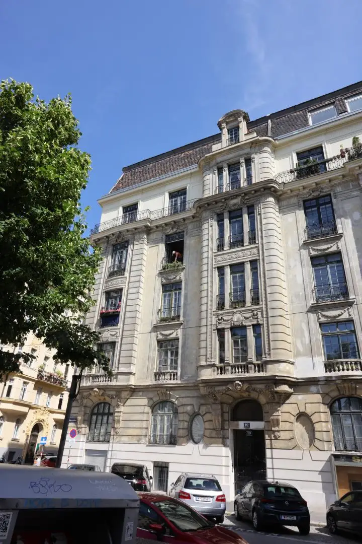 Altbauwohnung with development potential and elevator