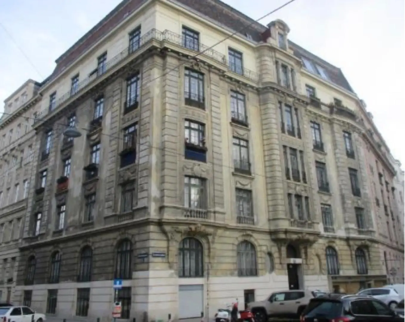 Altbauwohnung with development potential and elevator