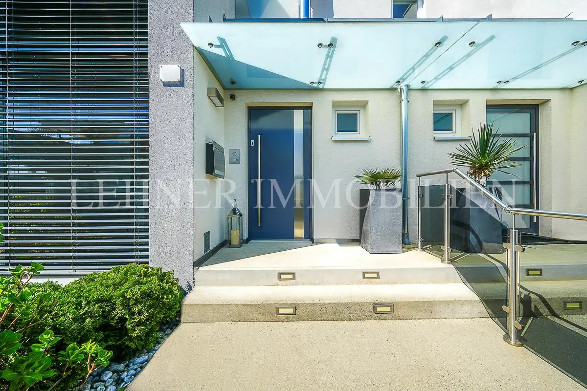*** TOP LAGE - NÄHE SCHLOSS ST. MARTIN - LOFT-REIHENHAUS MIT PRIVATGARTEN UND GRÜNBLICK ***