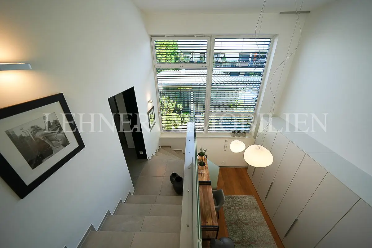 *** TOP LAGE - NÄHE SCHLOSS ST. MARTIN - LOFT-REIHENHAUS MIT PRIVATGARTEN UND GRÜNBLICK ***