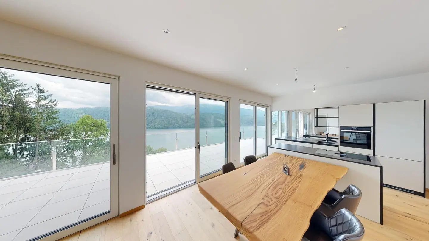 Penthouse mit großzügiger Rundterrasse und Seeblick