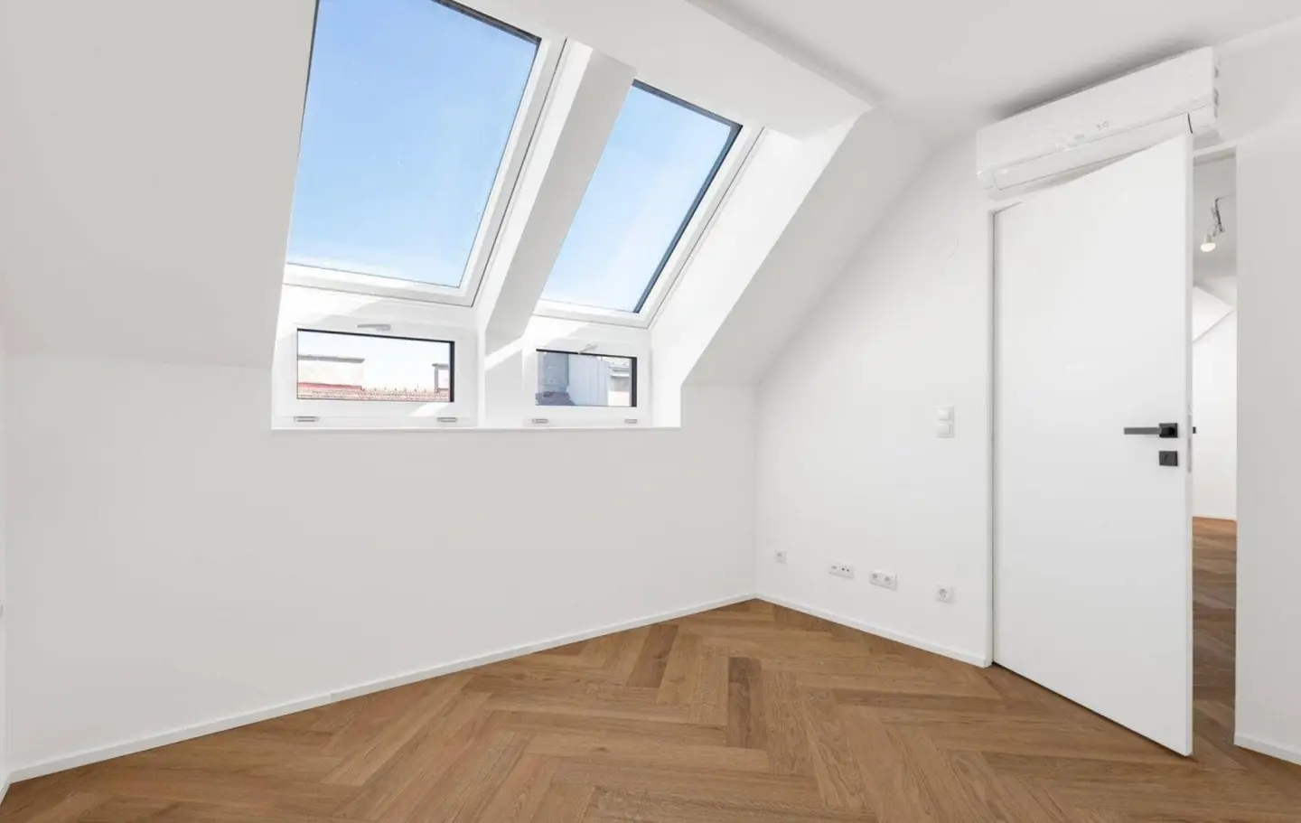 Erstbezug Dachgeschosswohnung mit Terrasse und Klimaanlage