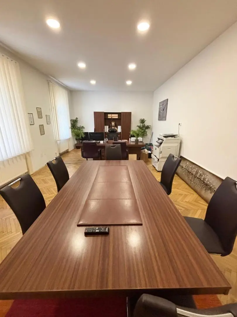 Renovierte Wohnung in repräsentativem Altbau mit Lift