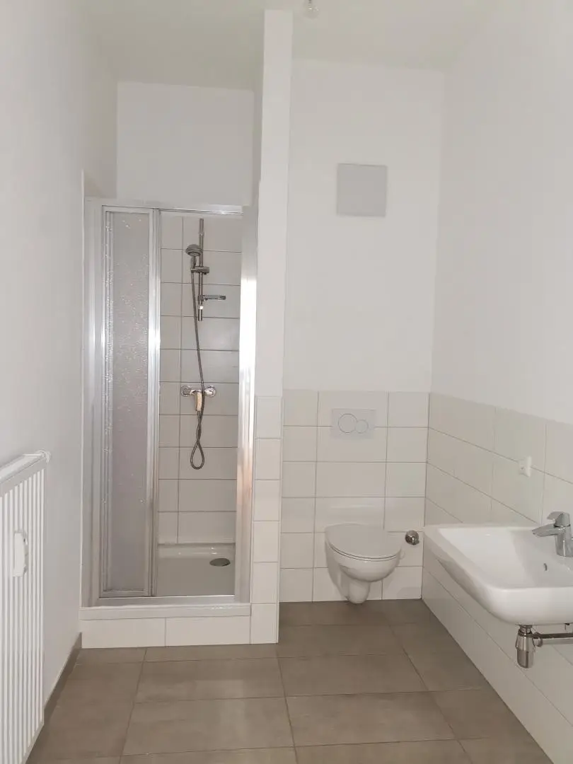 Period apartment with high ceilings and two parking spaces