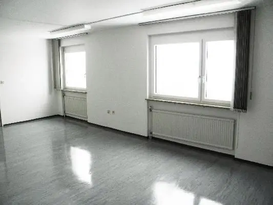 Helle flexibel gestaltbare Wohnung in Geschäftsgebäude