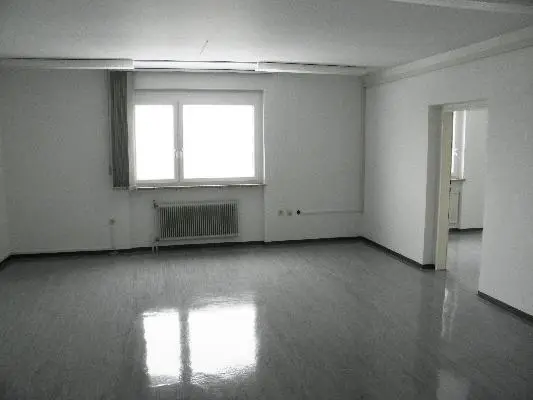 Helle flexibel gestaltbare Wohnung in Geschäftsgebäude