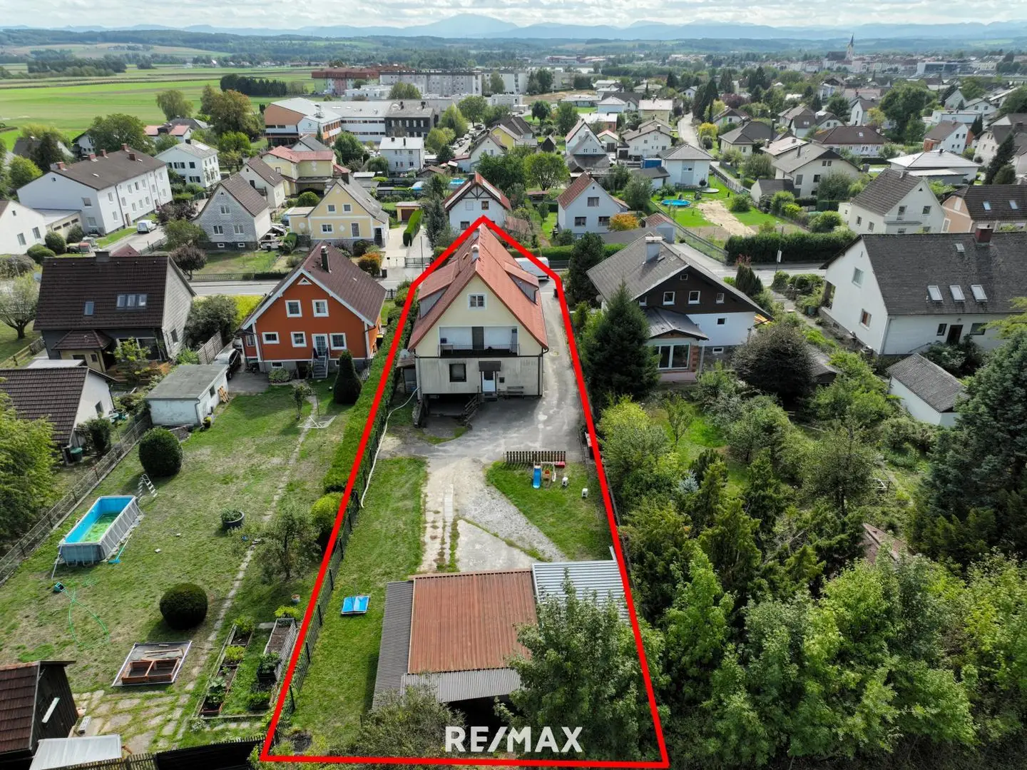 Anlegerwohnung mit Garten und Garagen