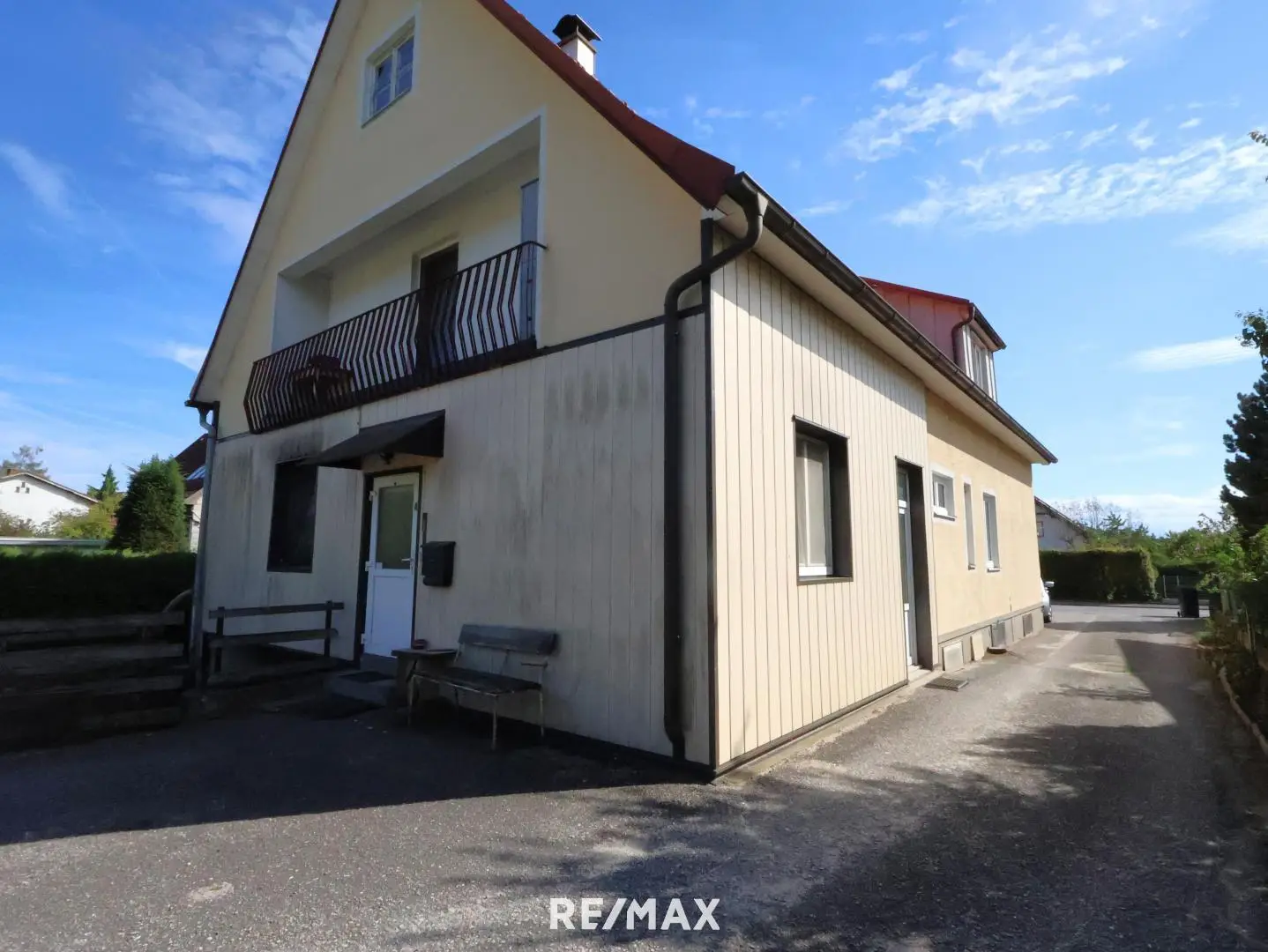 Anlegerwohnung mit Garten und Garagen